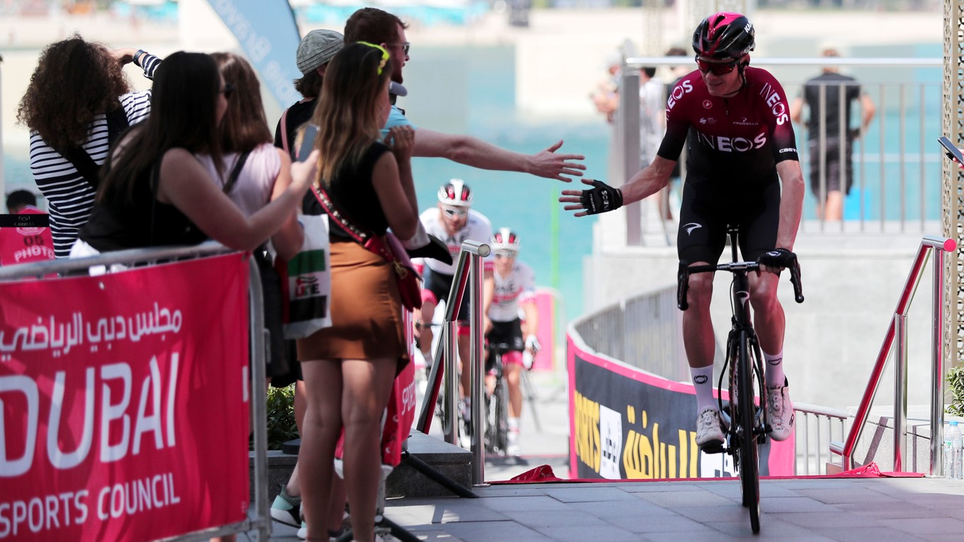 Britský cyklista Chris Froome sa zdraví s fanúšikmi pred štartom prvej etapy pretekov UAE Tour.