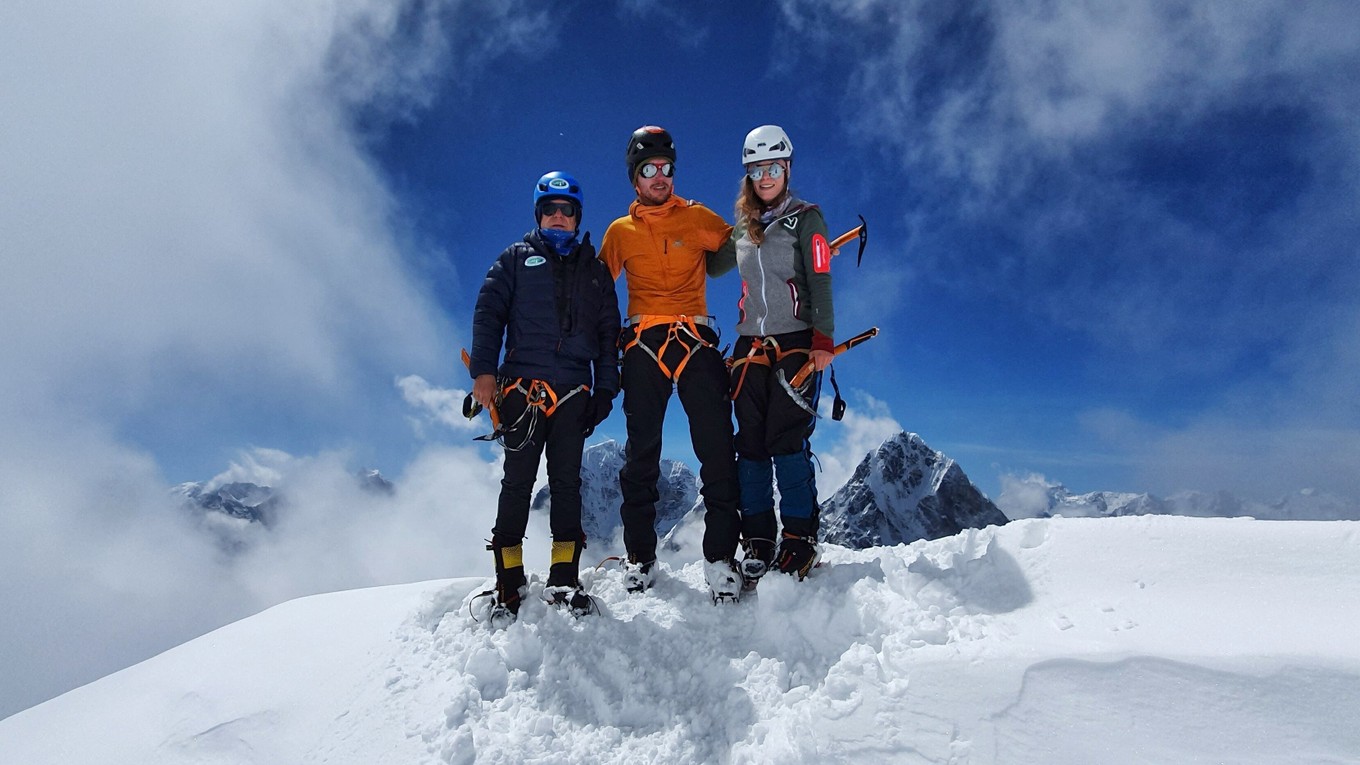 Peter Hámor, Michal Sabovčík a Silvia Kriśtofičová na Lobuche East (6119 m).