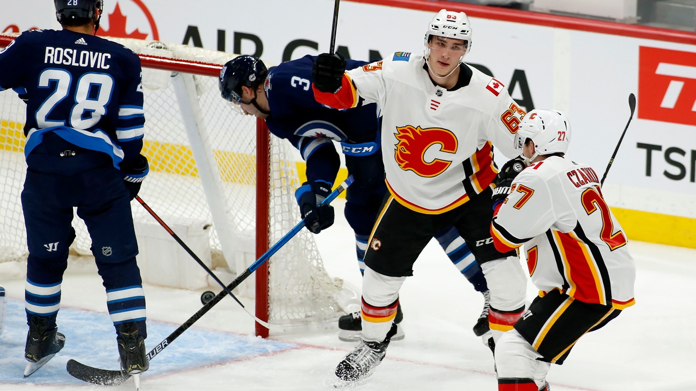 Adam Ružička (v strede) v drese Calgary Flames.