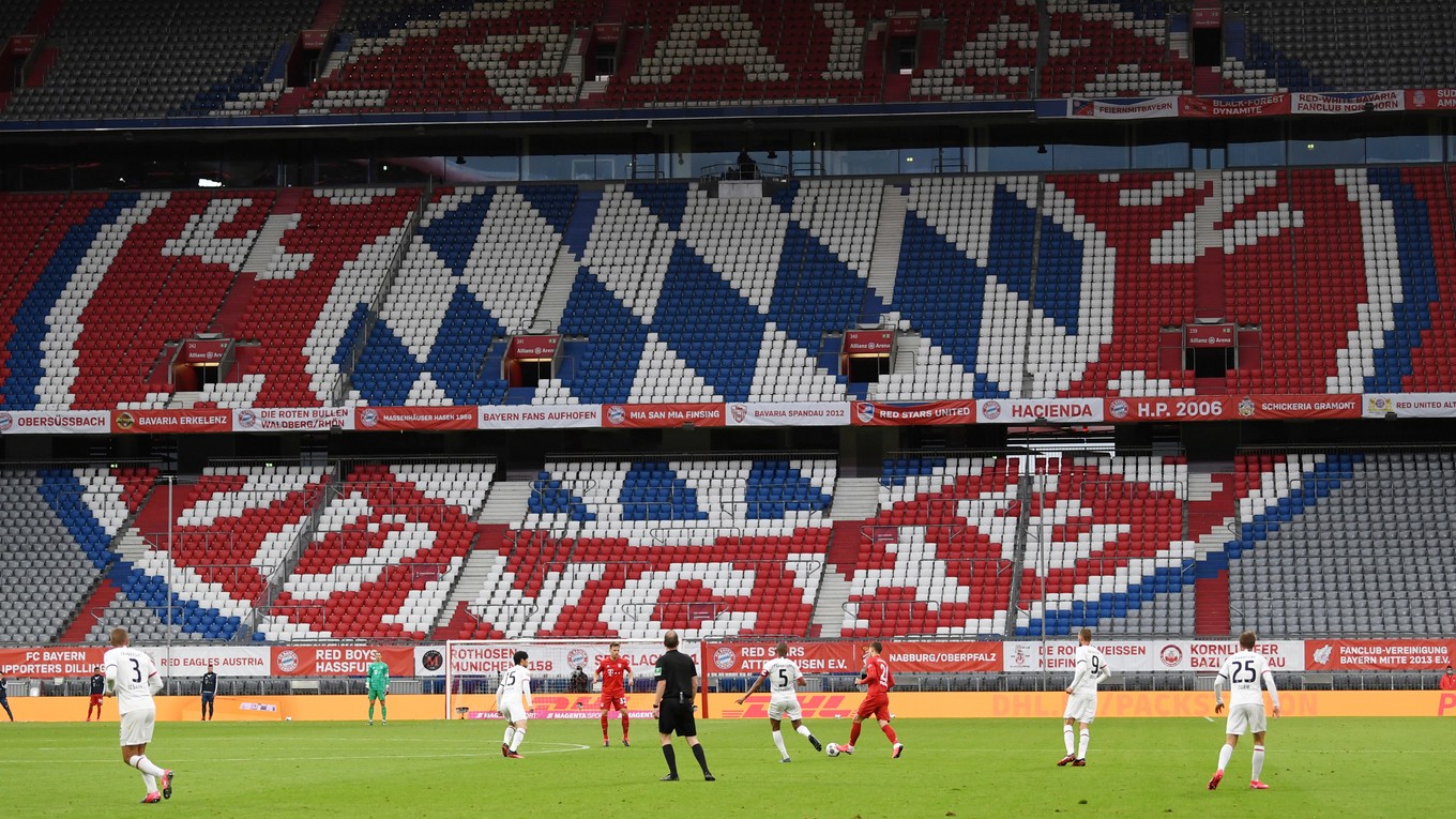 Inokedy býva štadión plný fanúšikv. Takto to vyzeralo na zápase nemeckej futbalovej bundesligy Bayern Mníchov - Eintracht Frankfurt.