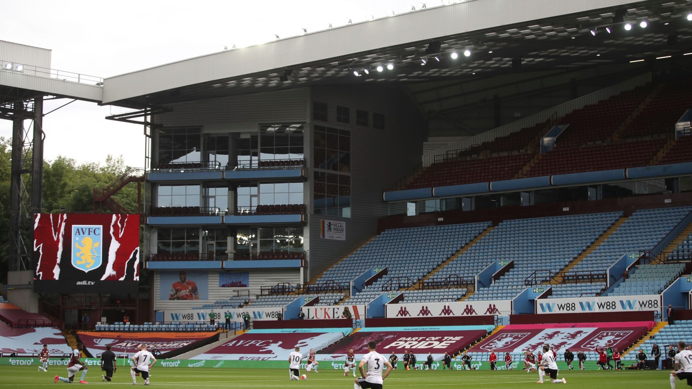 Na snímke hráči oboch mužstiev pokľakli na štadióne Villa Park v Birminghame pred dohrávaným zápasom 28. kola anglickej futbalovej Premier League Aston Villa - Sheffield United.