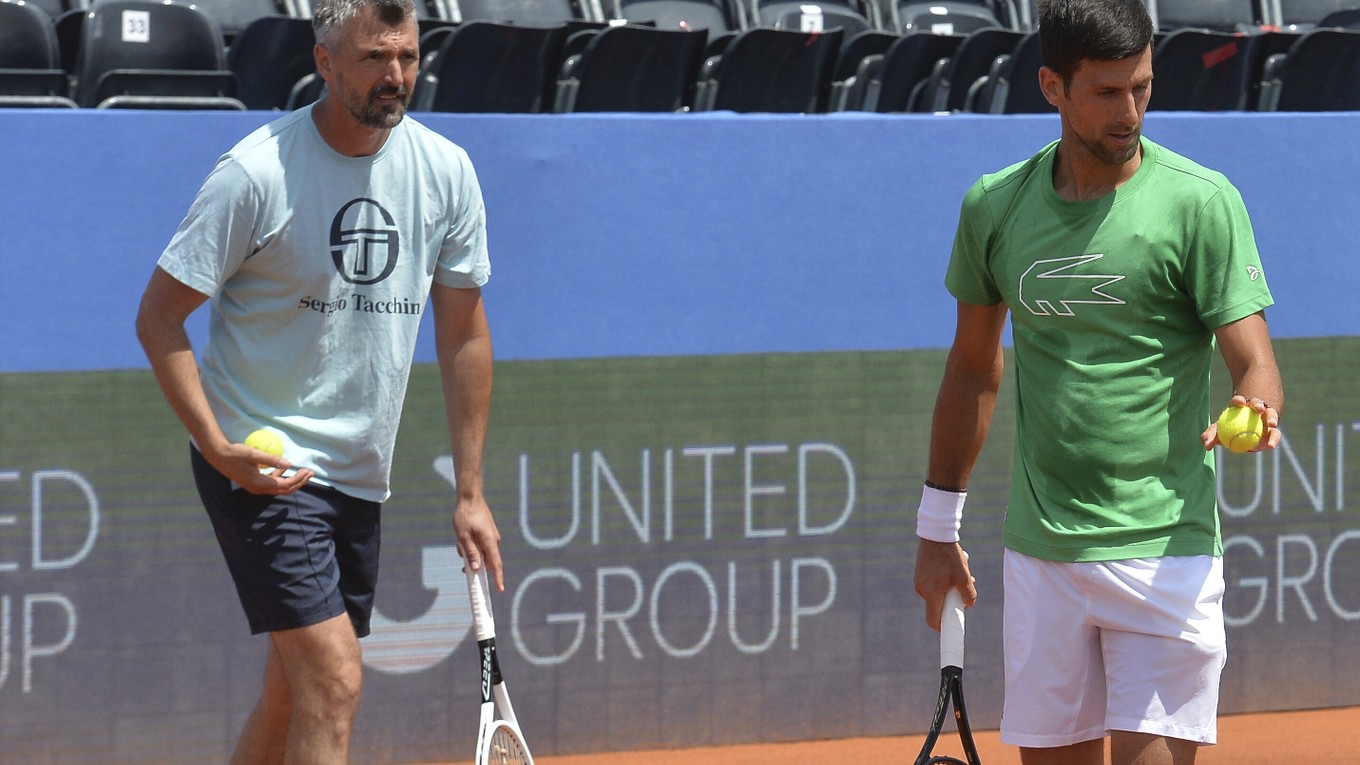 Tréner Goran Ivaniševič (vľavo) a Novak Djokovič počas tréningu na turnaji Adria Tour v Zadare.