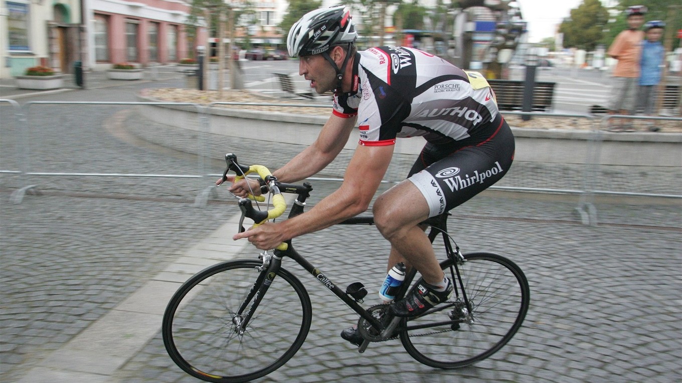 Zdeno Chára na cyklistických pretekoch v Hradci Králové v roku 2011. 