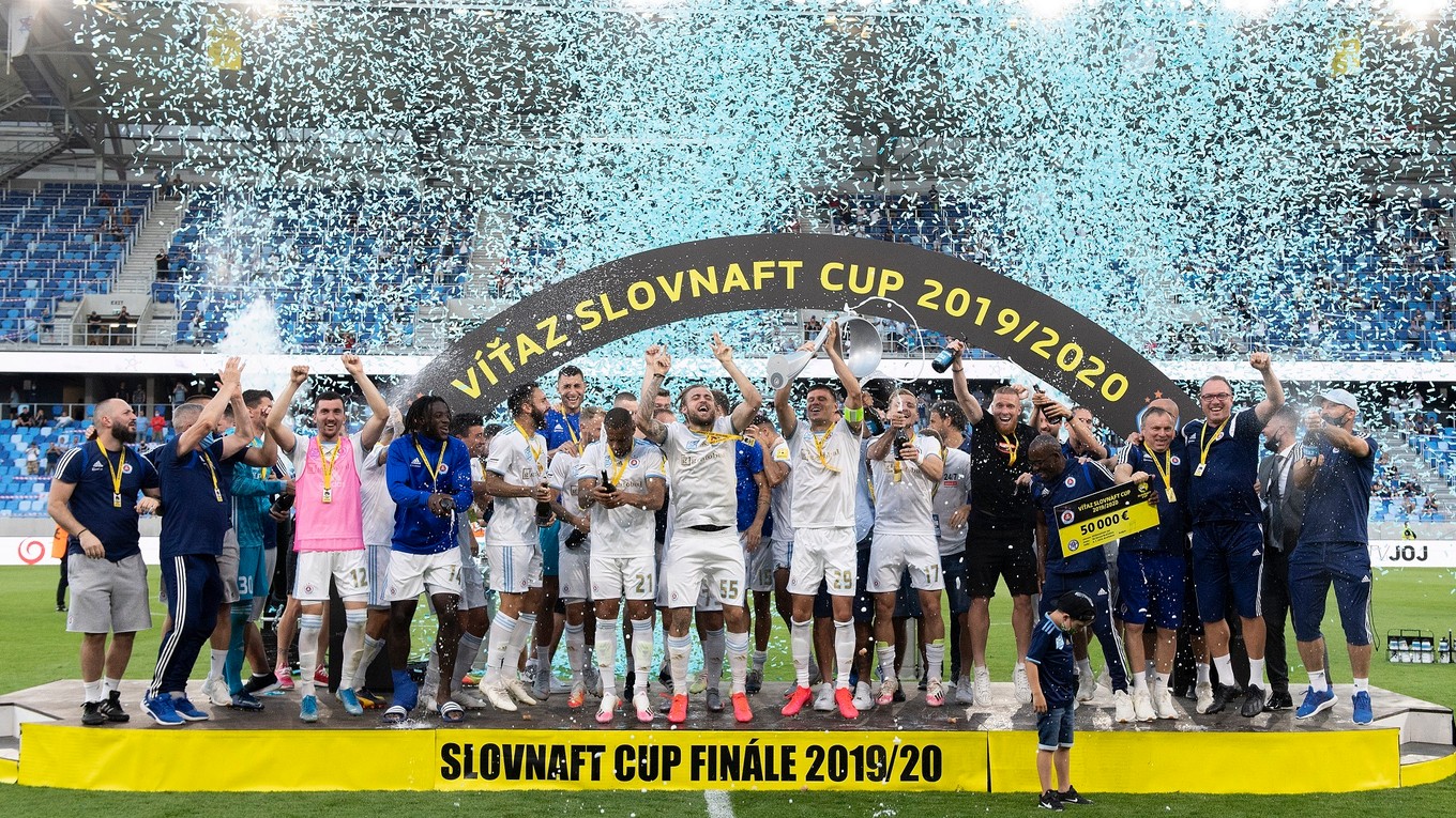 Futbalisti Slovana Bratislava sa radujú zo zisku trofeje.
