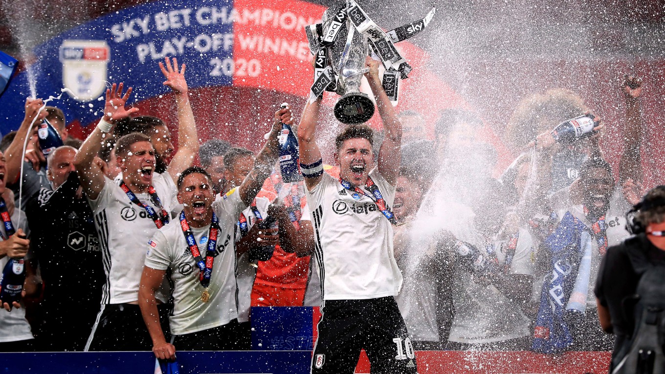 Futbalisti Fulhamu oslavujú víťazstvo a postup do Premier League.
