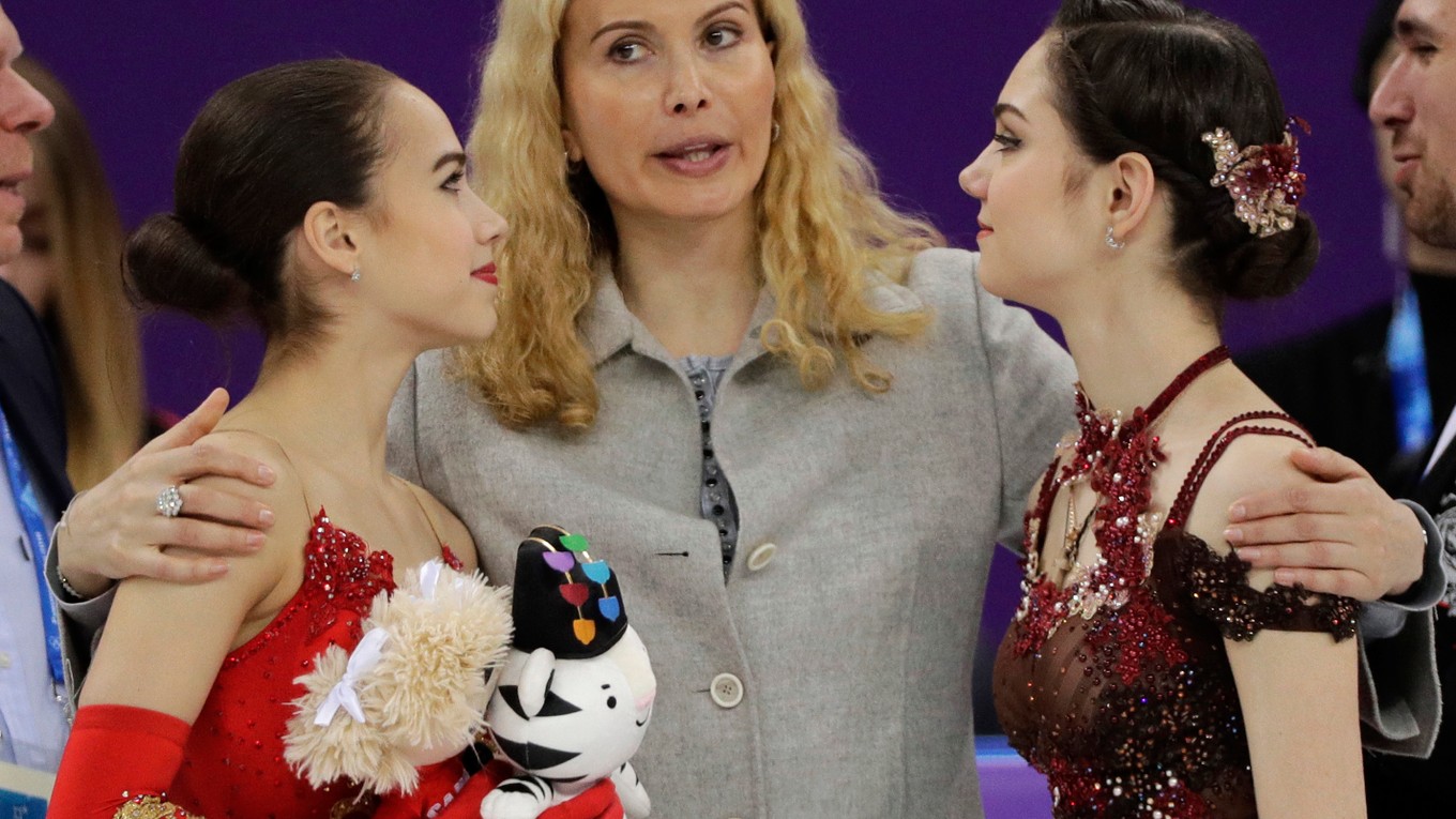 Olympijská šampiónka z Pjongčangu Alina Zagitovová (vľavo) a strieborná Jevgenija Medvedevová s trénerkou Eteri Tutberidze na ZOH 2018.