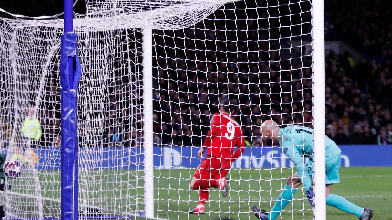 Momentka zo zápasu Bayern Mníchov - Chelsea Londýn (Liga majstrov, osemfinále).