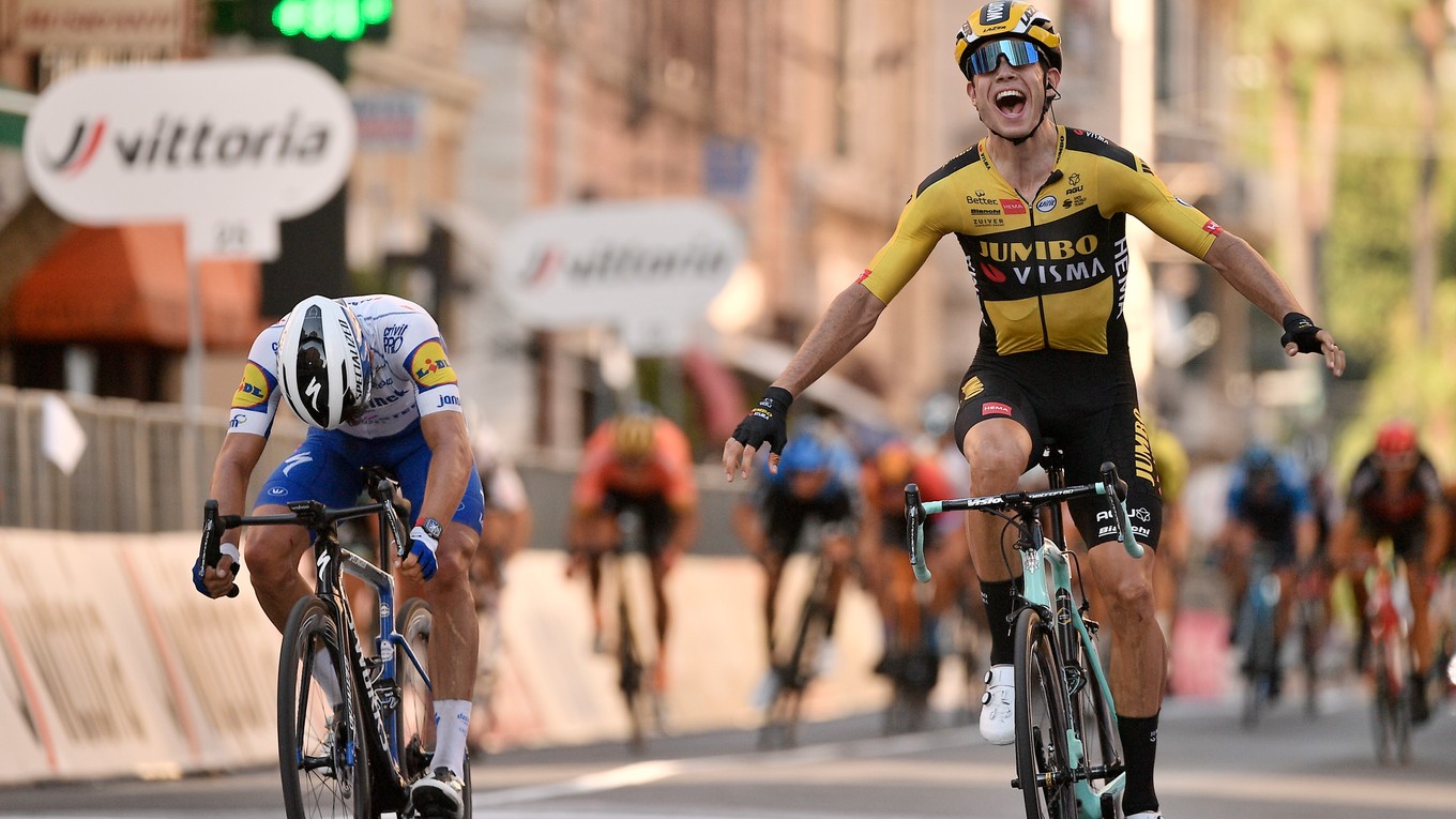 Wout van Aert sa teší z triumfu na Miláno - San Remo 2020.