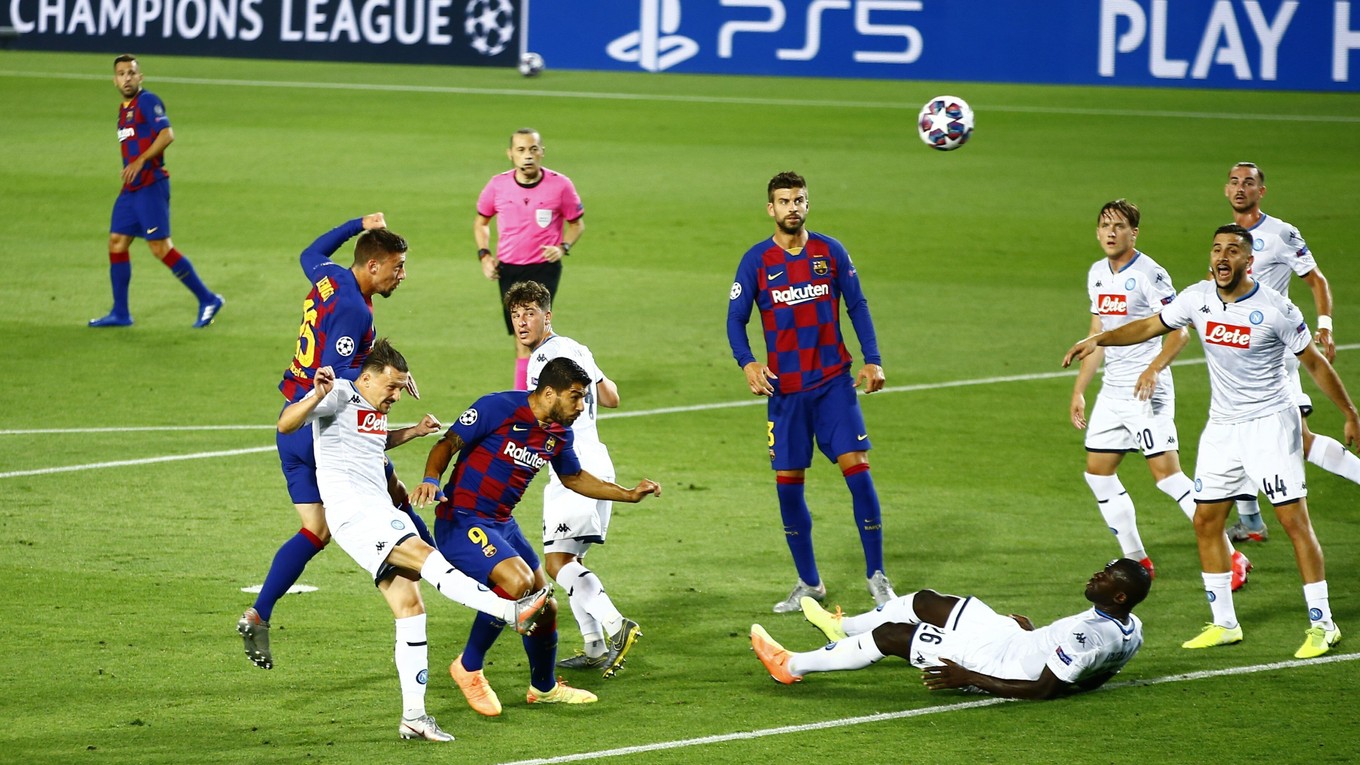 Obranca Clement Lenglet dáva hlavou prvý gól Barcelony, na trávniku leží Koulibaly. 