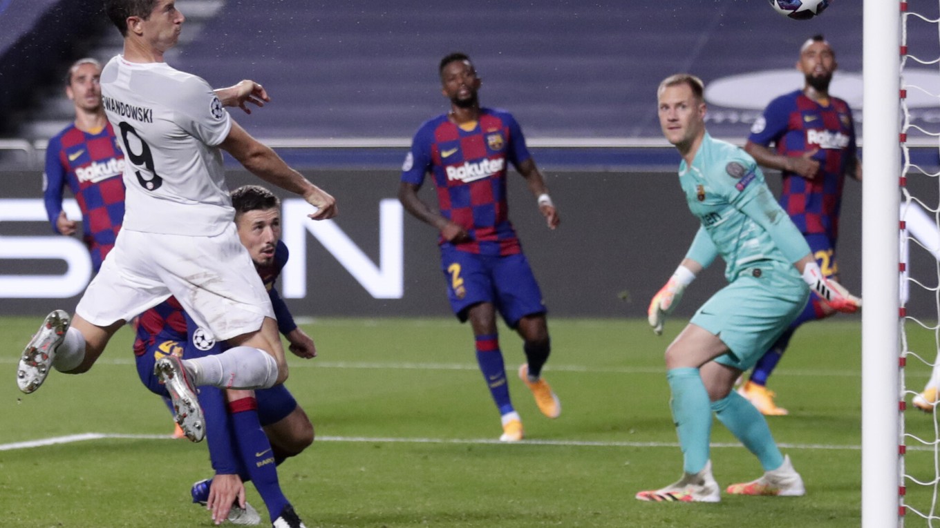 Robert Lewandowski strieľa gól v zápase FC Barcelona - Bayern Mníchov.