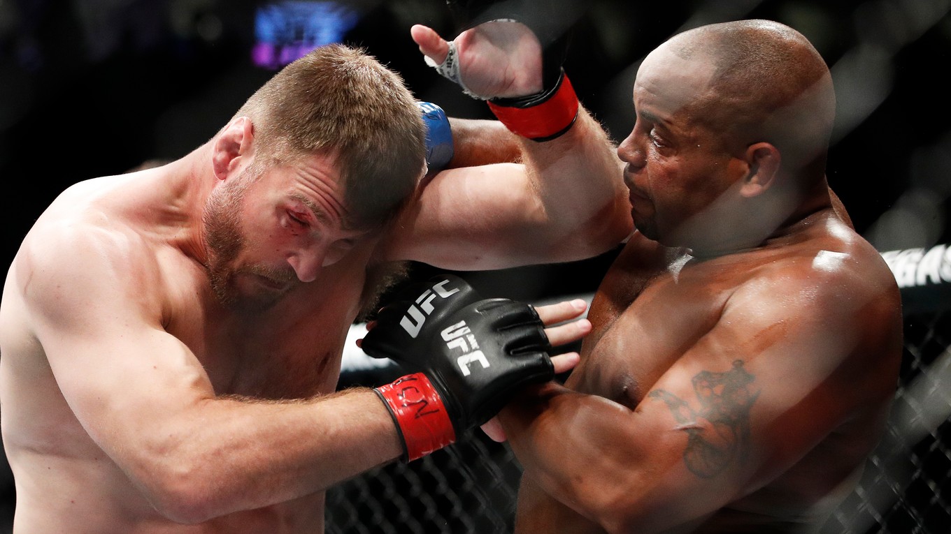 Momentka zo zápasu Miocic - Cormier.