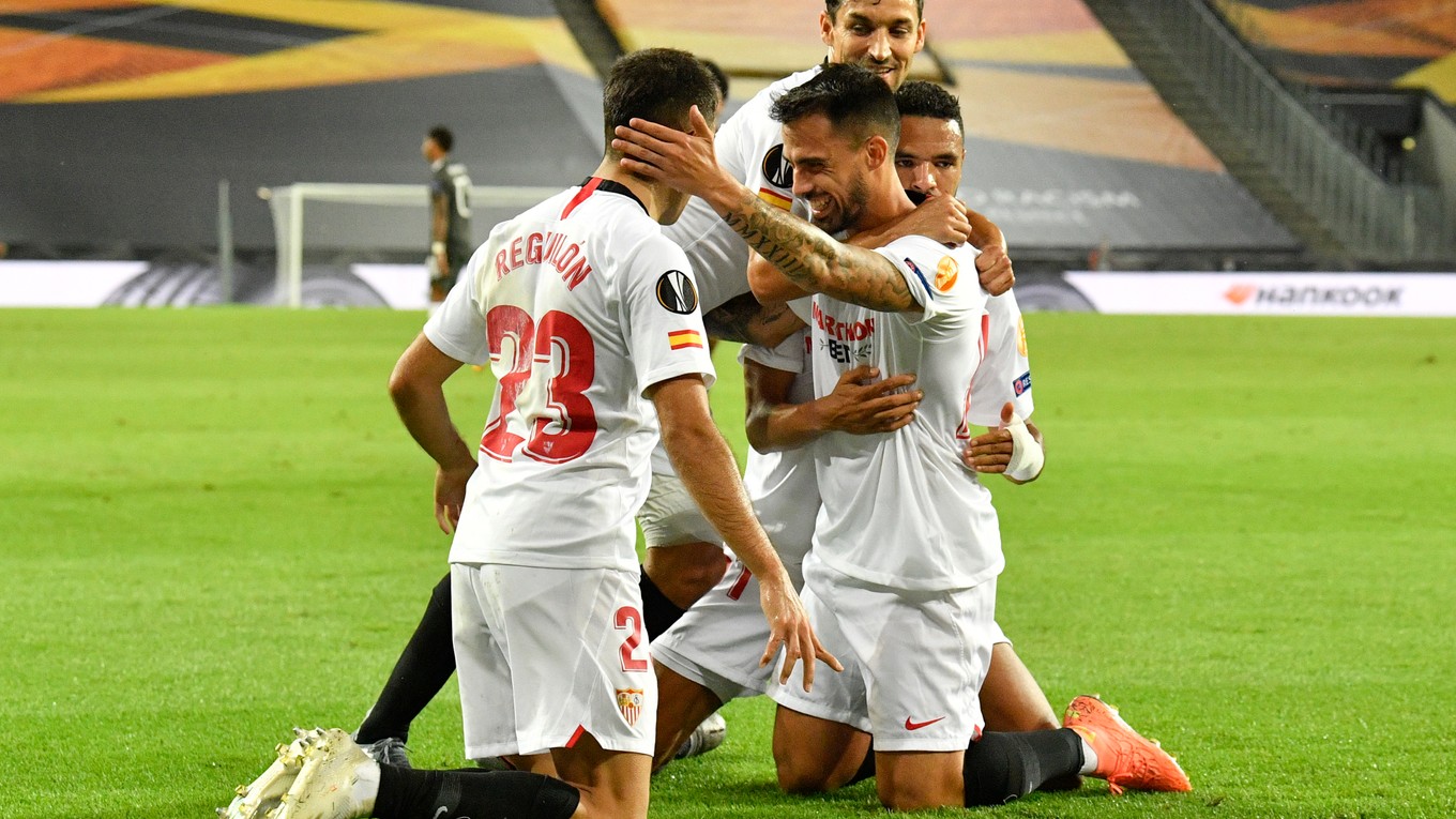 Futbalisti FC Sevilla sa radujú z gólu.