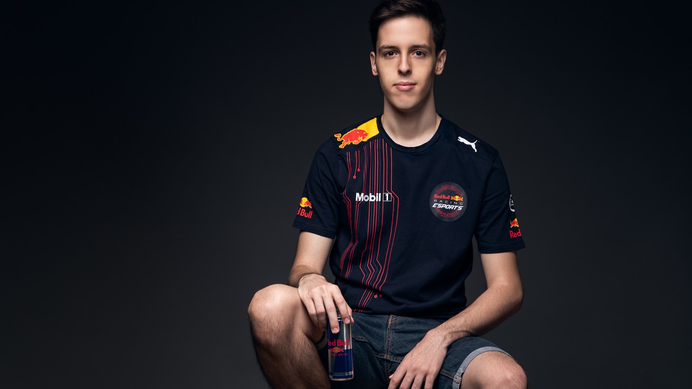 Od jari tohto roku jazdí Bence Bánki vo farbách stajne Red Bull.