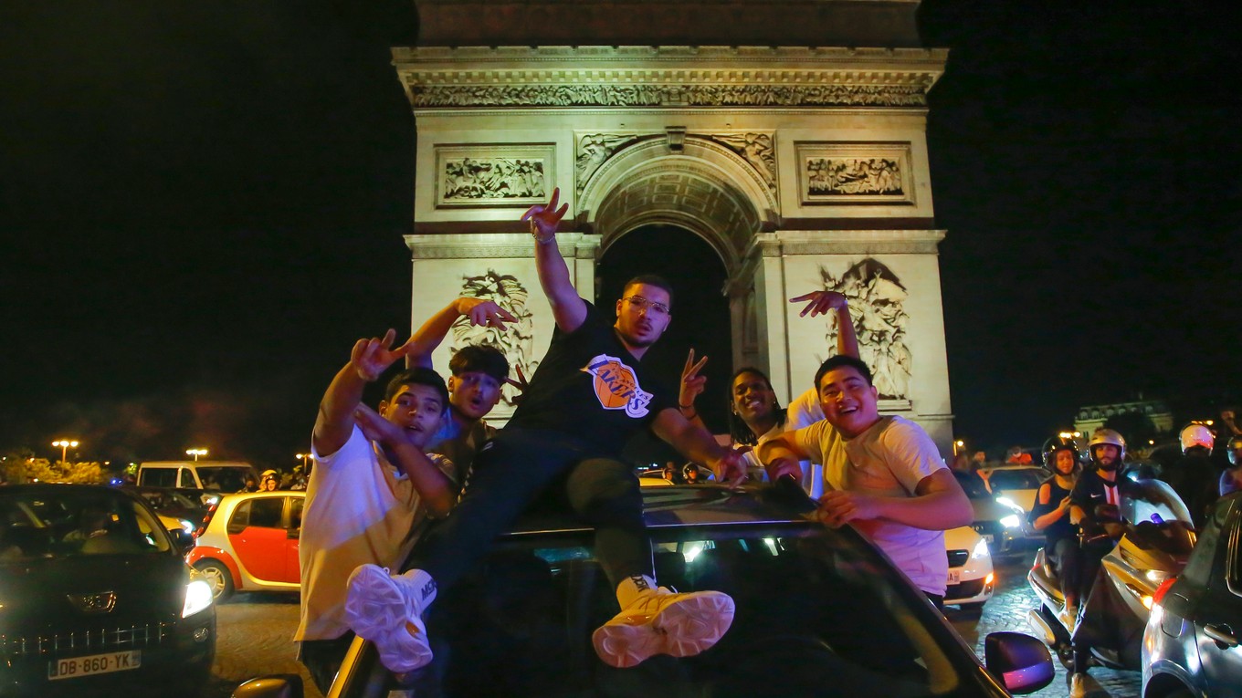 Fanúšikovia oslavujú postup futbalistov PSG v uliciach Paríža.