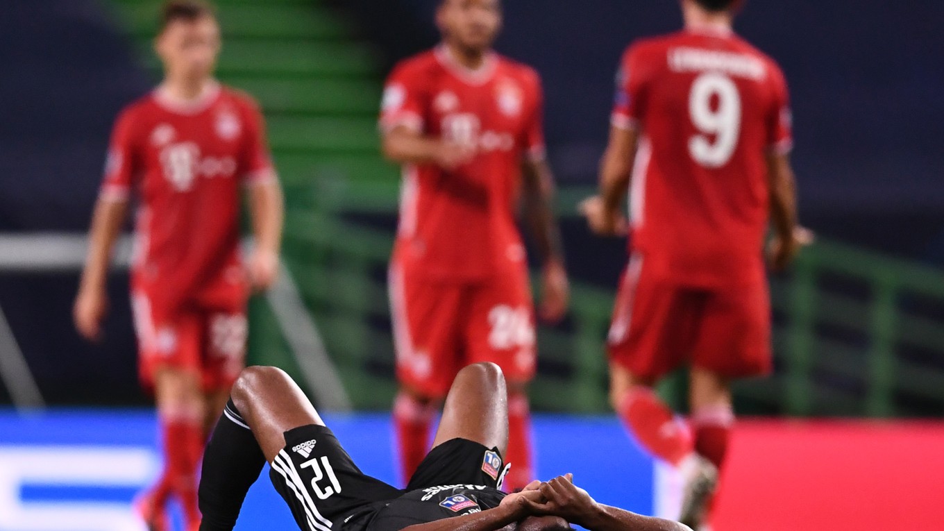 Smutný Thiago Mendes z Olympique Lyon a v pozadí hráči Bayernu Mníchov.