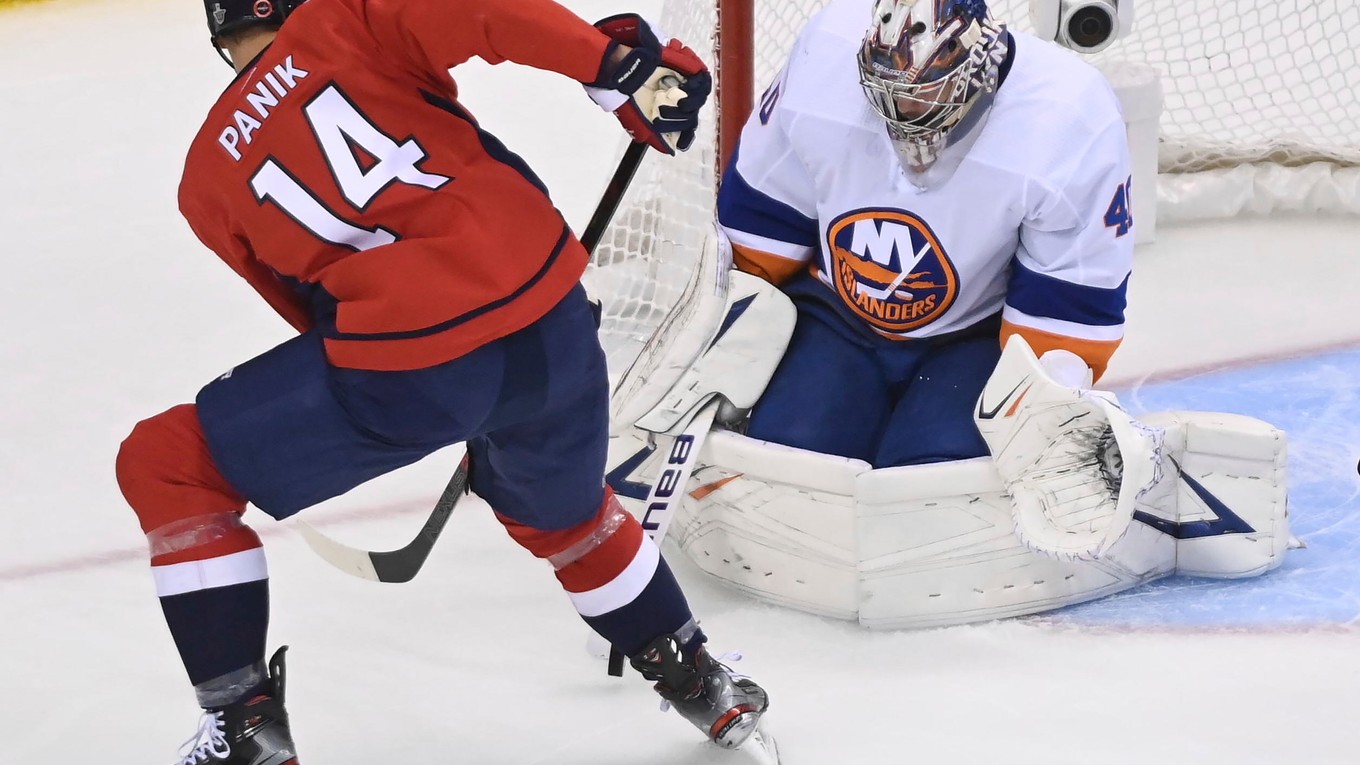 Richard Pánik z Washingtonu a brankár NY Islanders Semjon Varlamov.