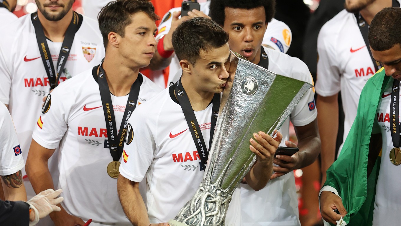 Hráči FC Sevilla sa radujú zo zisku trofeje.