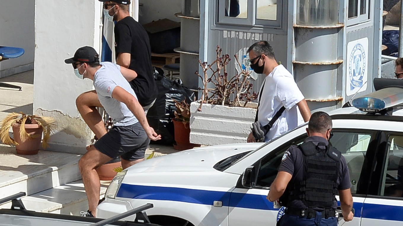 Harry Maguire (vľavo) je odvádzaný na policajnú stanicu na gréckom ostrove Syros.