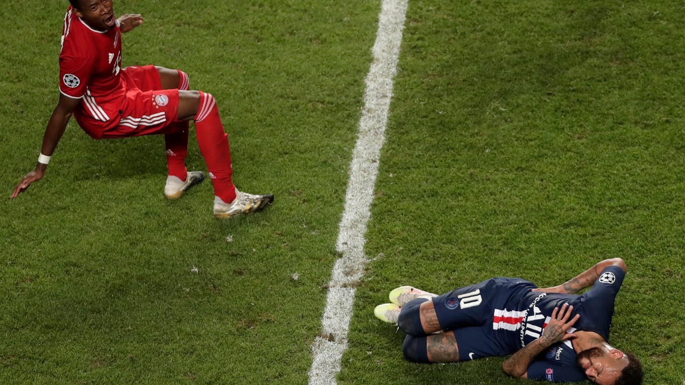 Neymar (vpravo) leží na zemi počas finále Ligy majstrov.