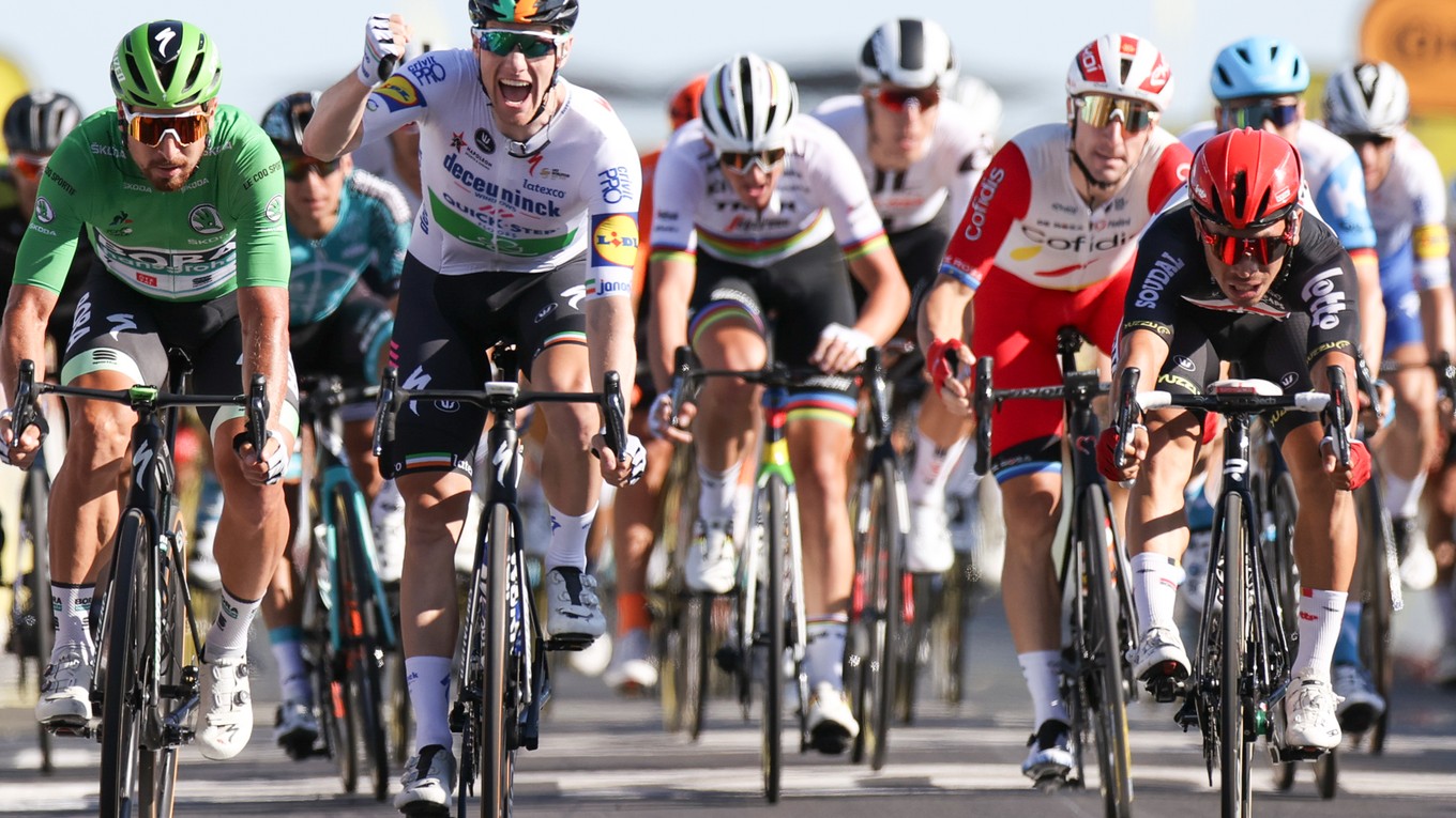 Sam Bennett sa teší z triumfu v 10. etape na Tour de France 2020, Peter Sagan úplne vľavo.