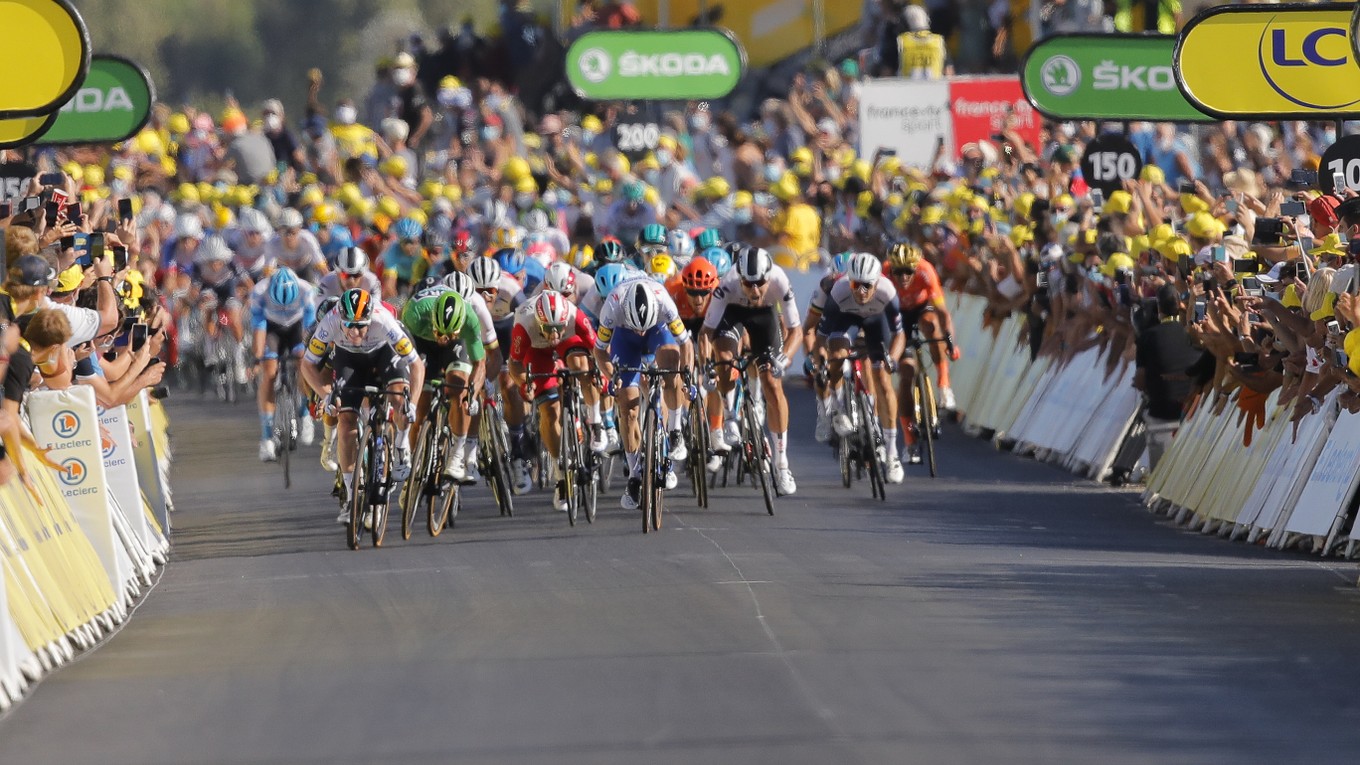 Momentka z 10. etapy na Tour de France 2020 - súboj Peter Sagan, Sam Bennett a Caleb Ewan.