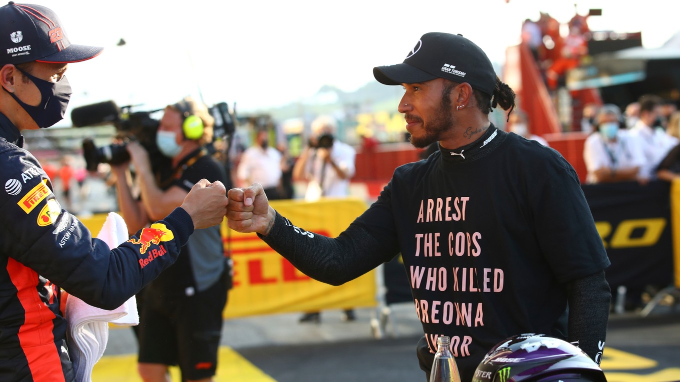 Lewis Hamilton poukázal na smrť Afroameričanky