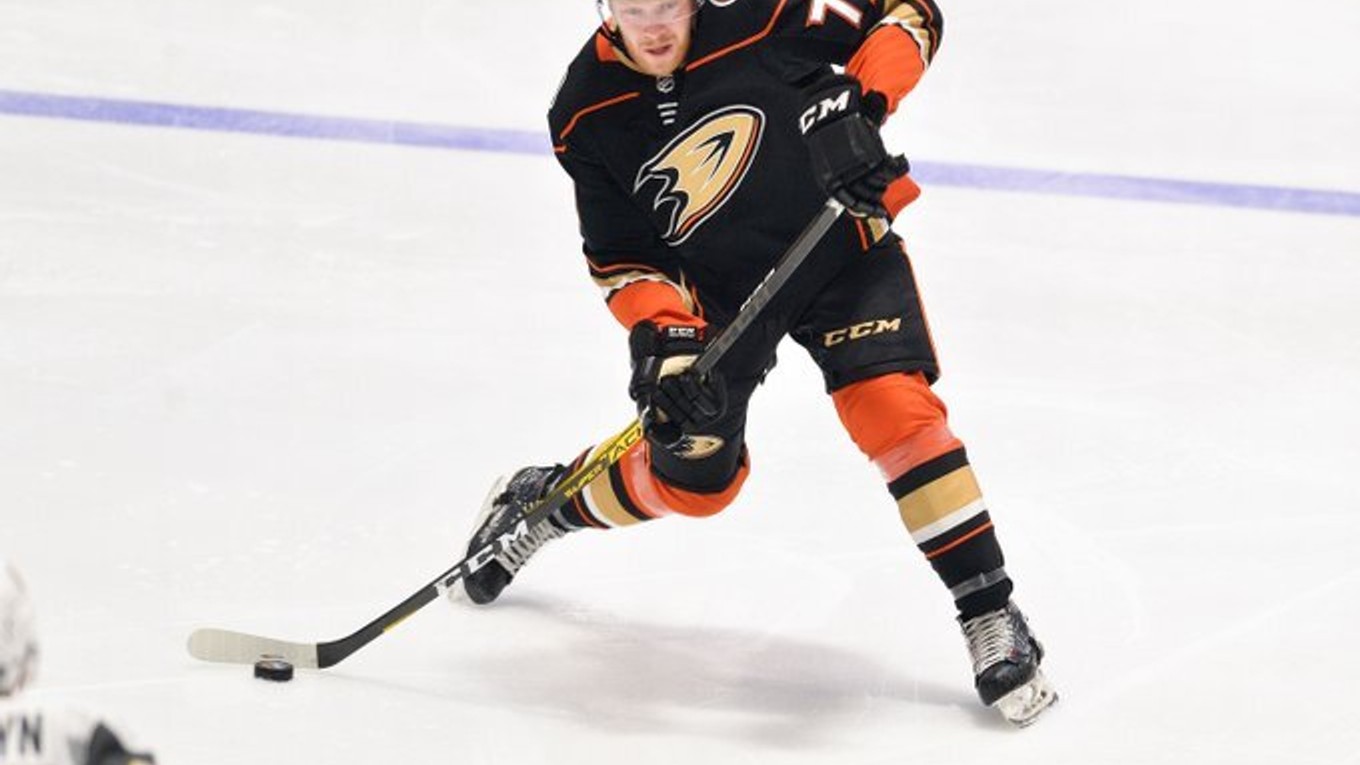 Hunter Drew v drese Anaheimu Ducks.