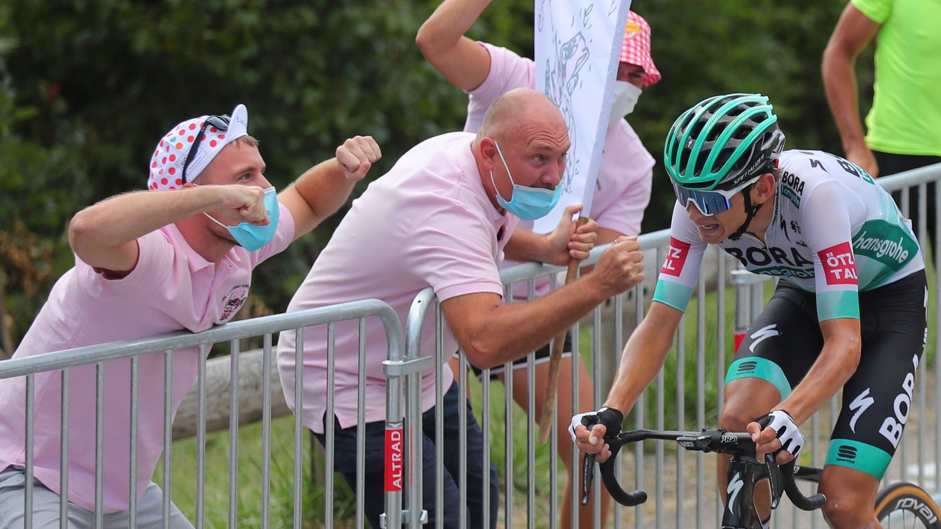 Lennard Kamna a fanúšikovia počas 16. etapy Tour de France 2020.