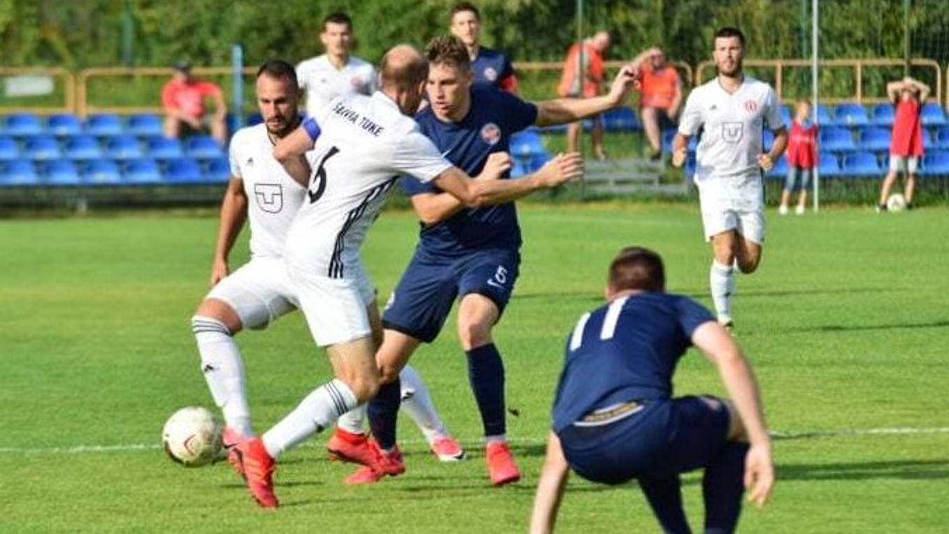 V košickom pohárovom derby uspeli hráči Slávie TU (v bielom). Domácu Lokomotívu zdolali 2:1.