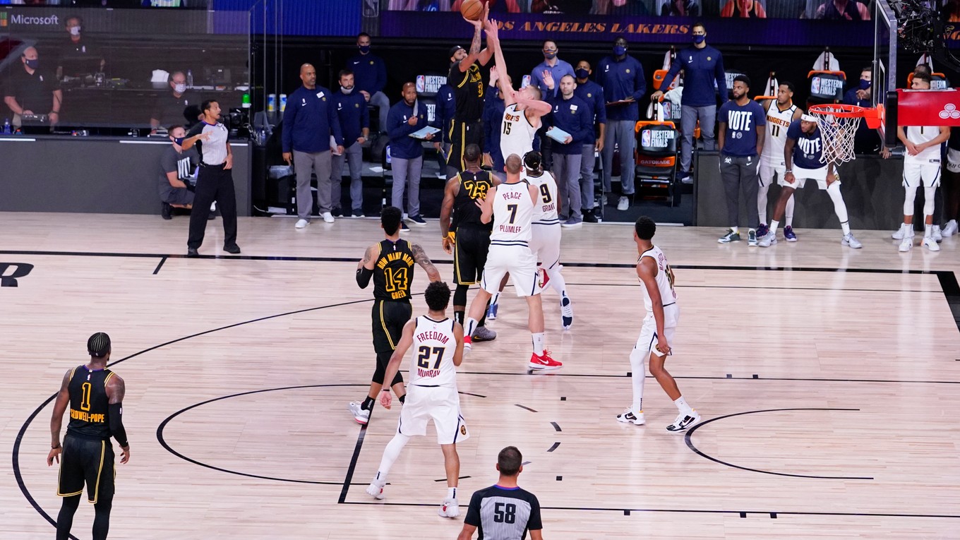 Anthony Davis rozhoduje zápas Los Angeles Lakers - Denver.