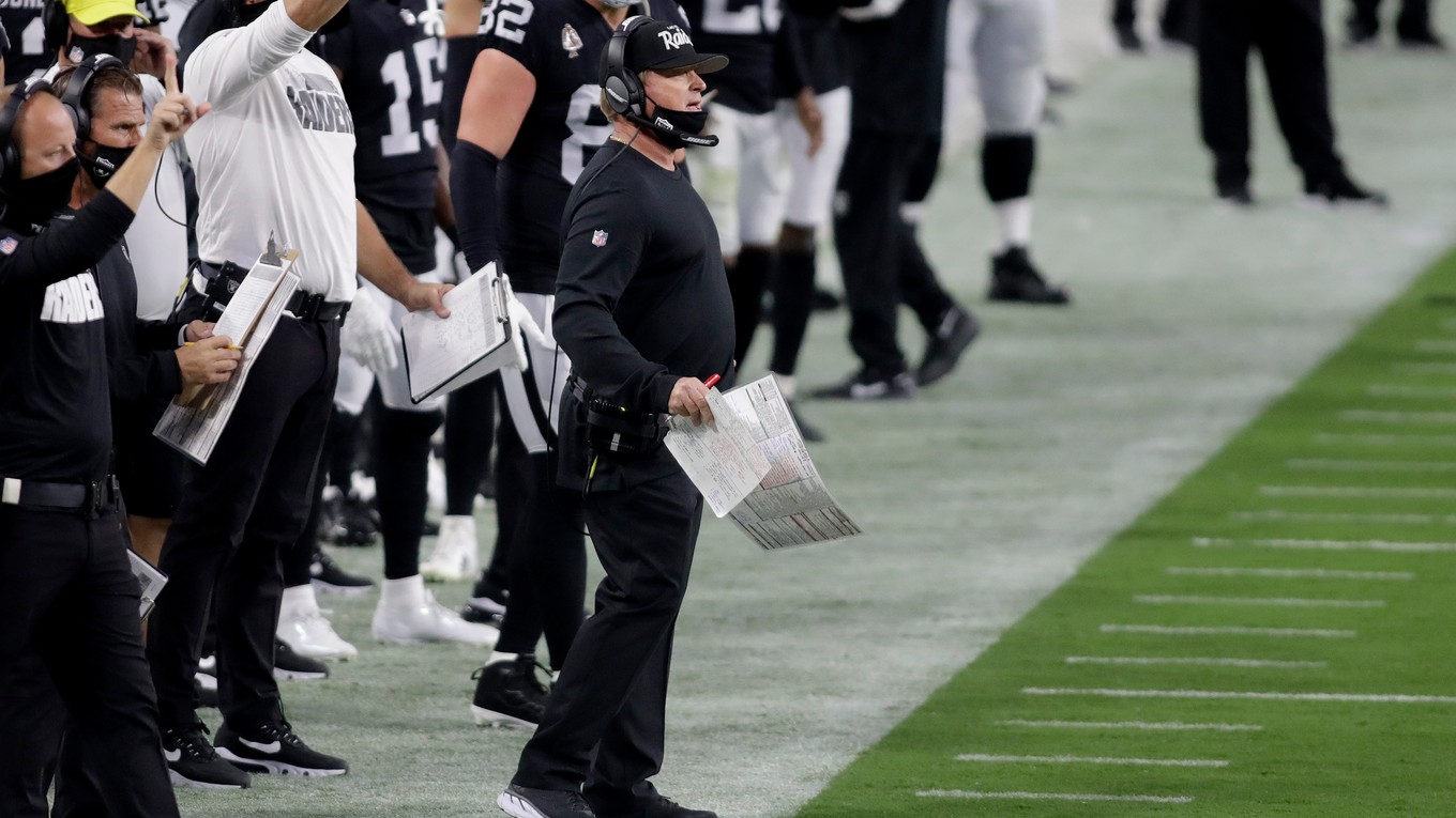 Tréner Jon Gruden počas zápasu NFL.
