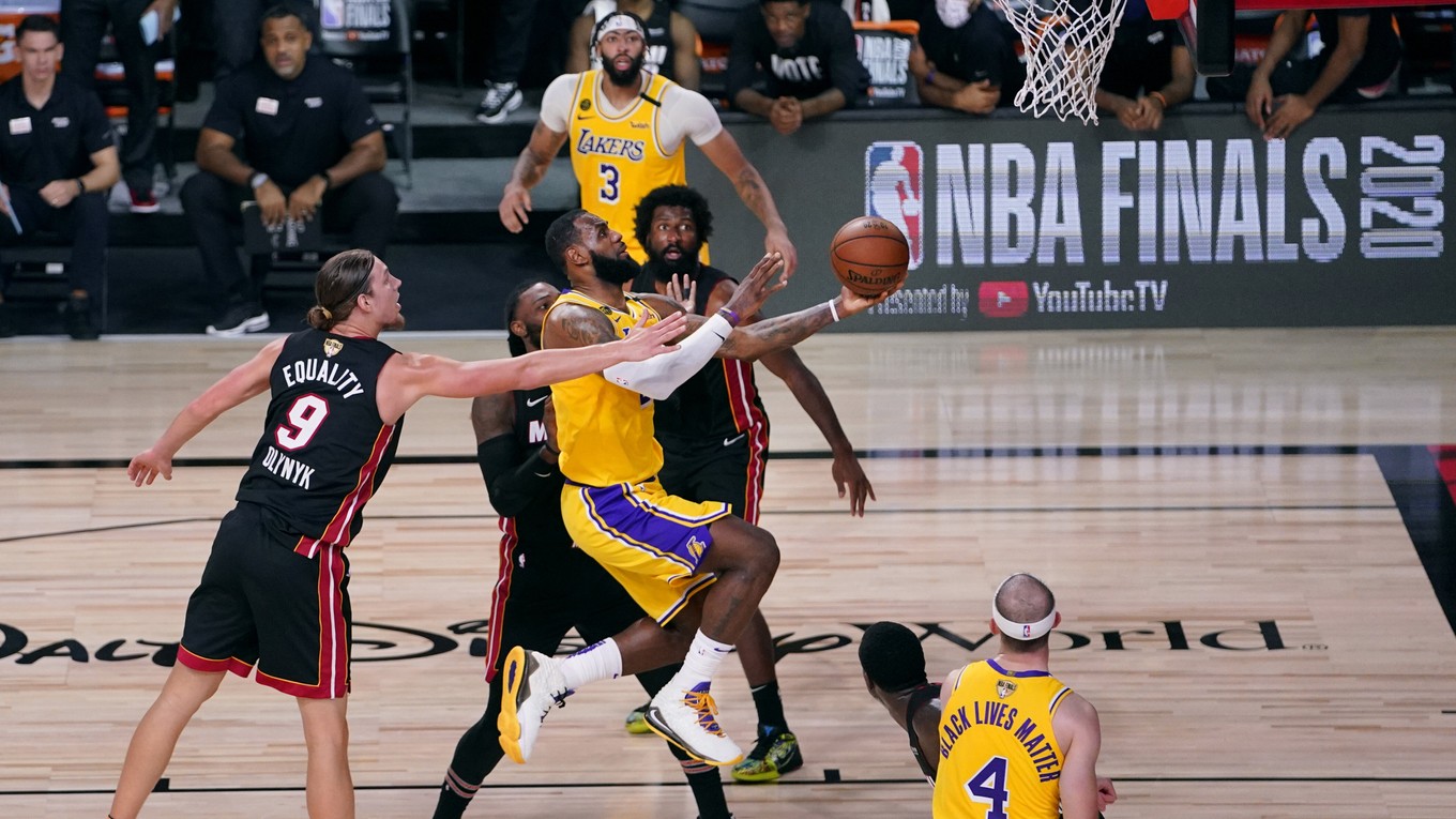 LeBron James (v strede) vo finále play off NBA Los Angeles Lakers - Miami Heat.