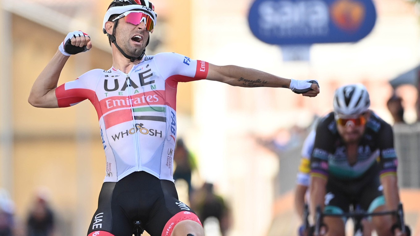 Diego Ulissi na Giro d'Italia 2020, za ním prichádza do cieľa Peter Sagan.
