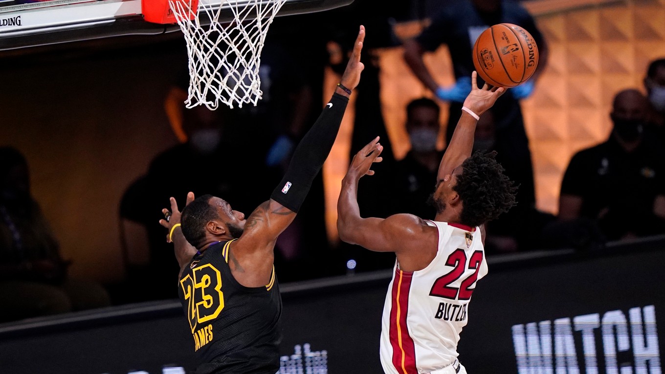 LeBron James (vľavo) a Jimmy Butler vo finále NBA Los Angeles Lakers - Miami Heat.