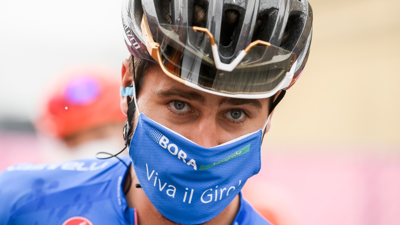 Peter Sagan v modrom drese na Giro d'Italia 2020.