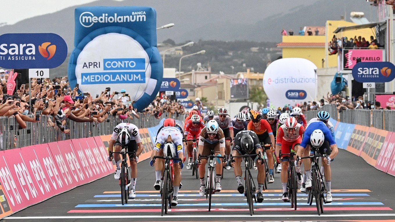 Peter Sagan finišuje v 4. etape na Giro d'Italia 2020.