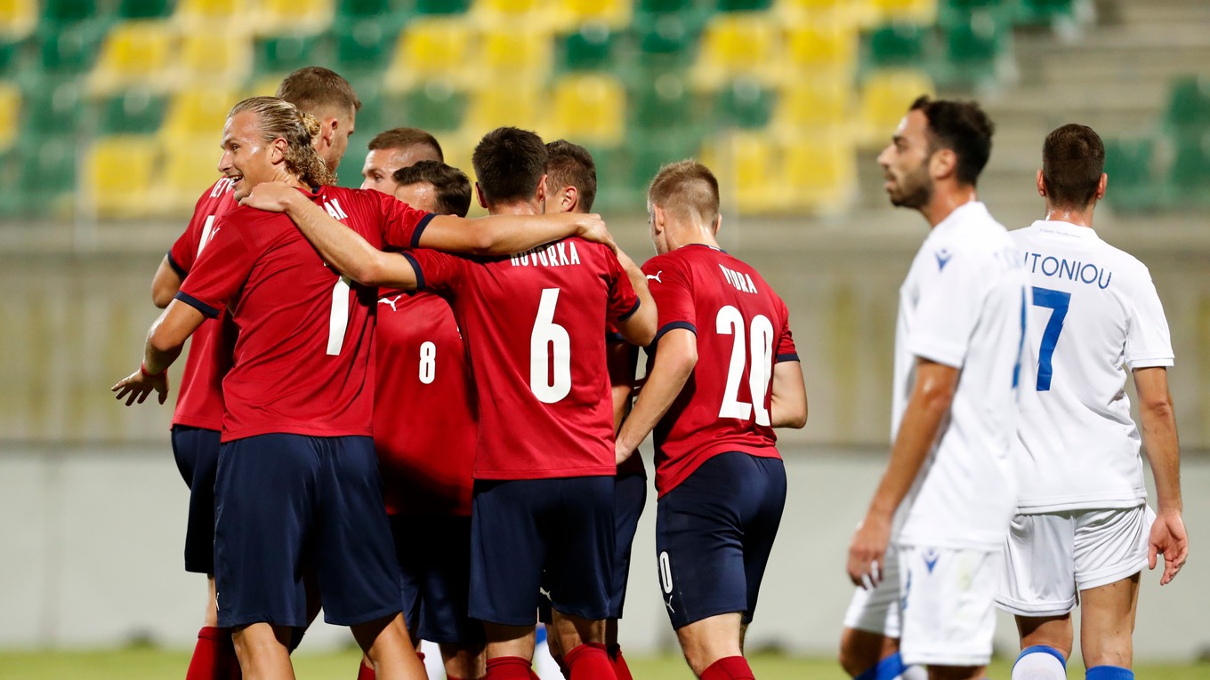 Radosť futbalistov Česka v zápase proti Cypru.