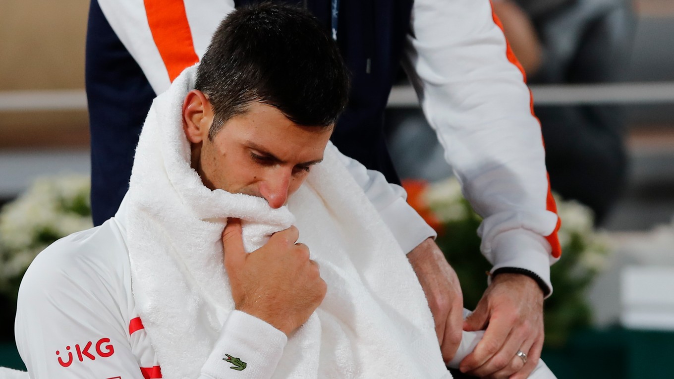 Novak Djokovič sa nechal ošetriť vo štvrťfinále Roland Garros. 