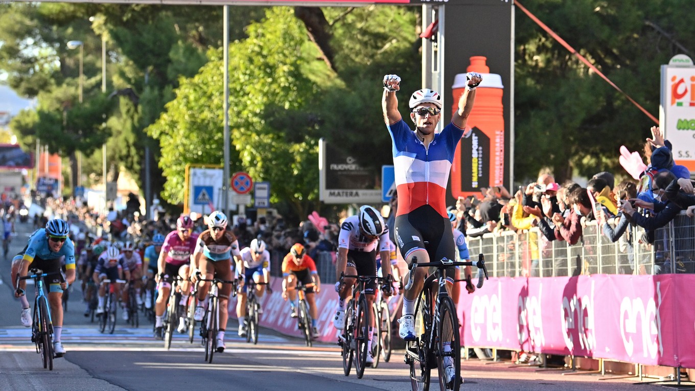 Arnaud Démare vyhráva šiestu etapu na Giro d'Italia 2020, Peter Sagan končí ôsmy.