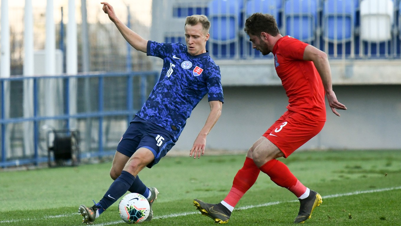 Momentka zo zápasu Slovensko U21 - Azerbajdžan U21, pri lopte Marián Chobot.