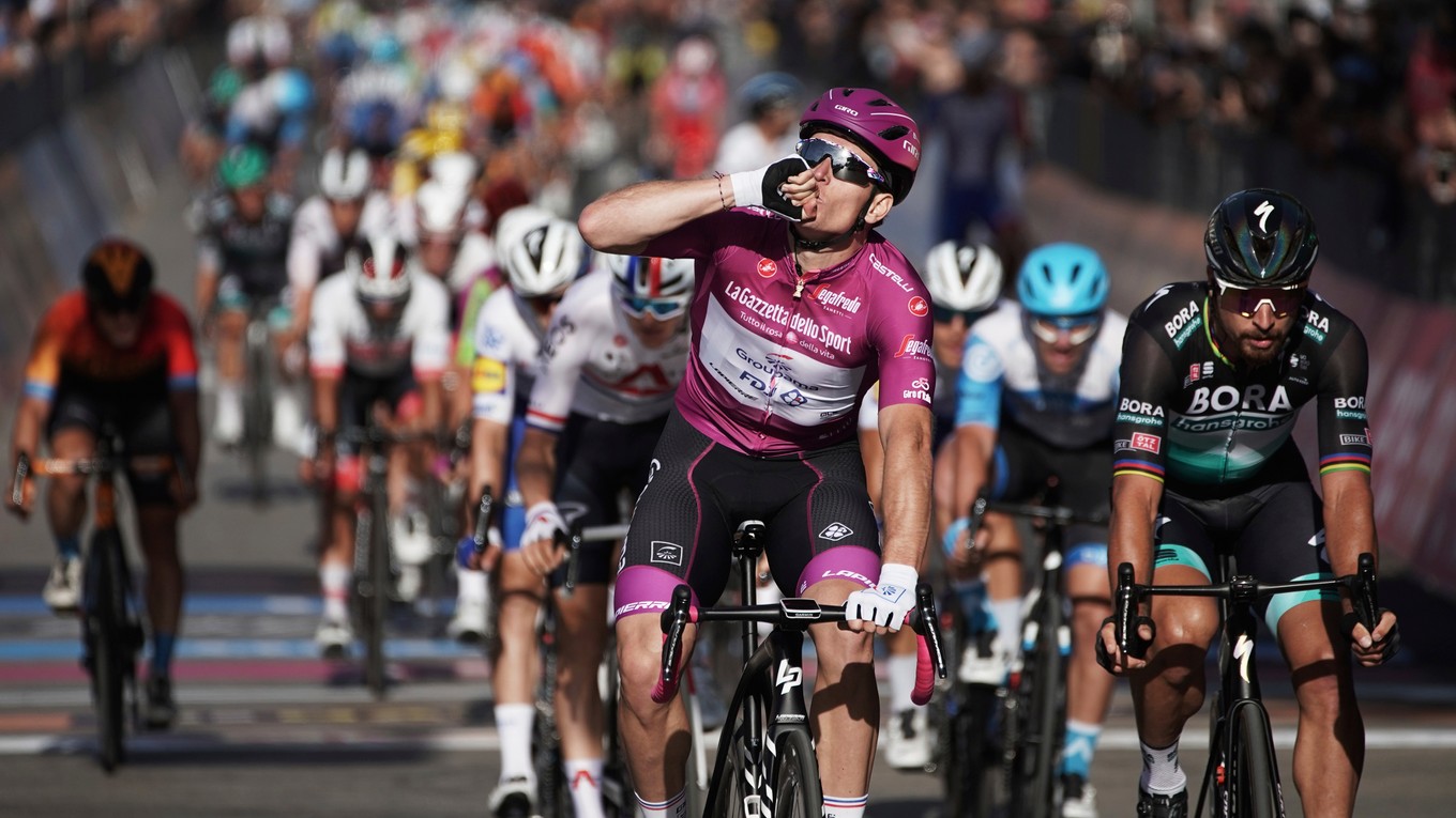 Arnaud Démare a v pozadí Peter Sagan vo finiši 7. etapy Giro d'Italia.