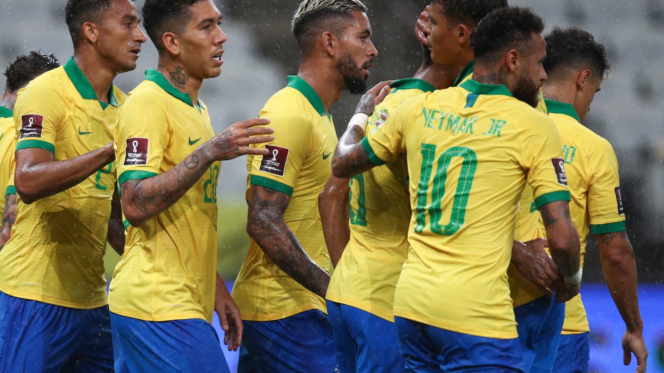 Radosť futbalistov Brazílie v zápase proti Bolívii. 