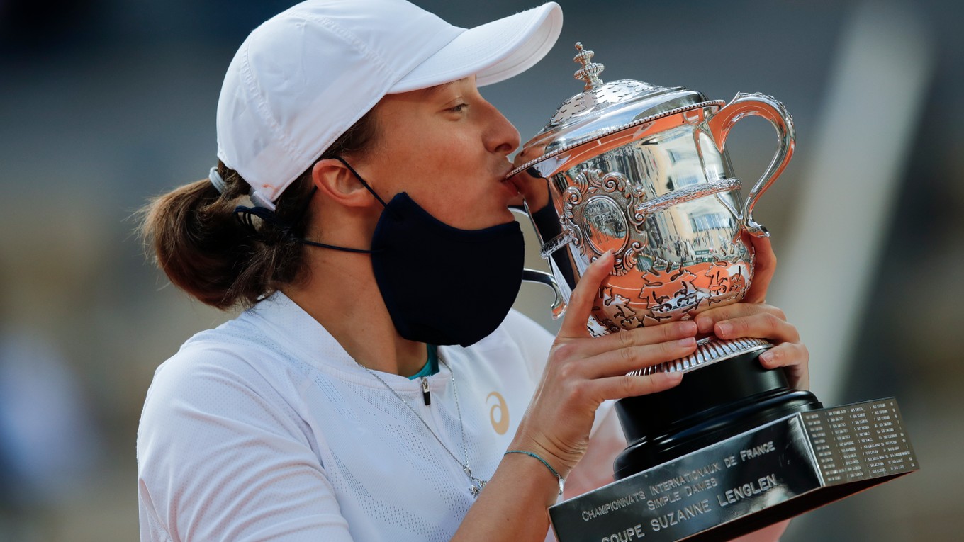 Iga Swiateková s trofejou pre víťazku Roland Garros.