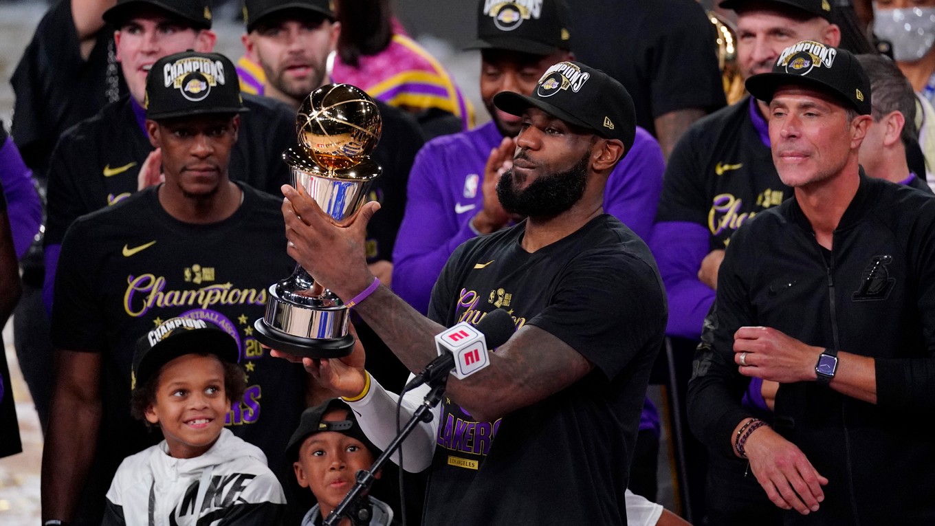 LeBron James s cenou pre najužitočnejšieho hráča finále NBA.