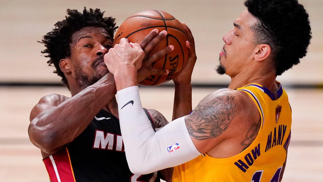 Jimmy Butler a Danny Green (vpravo) vo finálovej sérii NBA Miami Heat - Los Angeles Lakers.