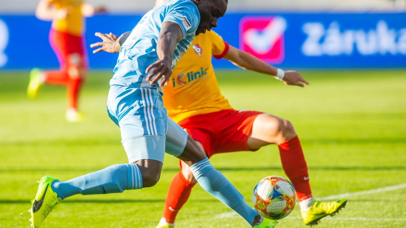 Mitch Apau v drese ŠK Slovan Bratislava.