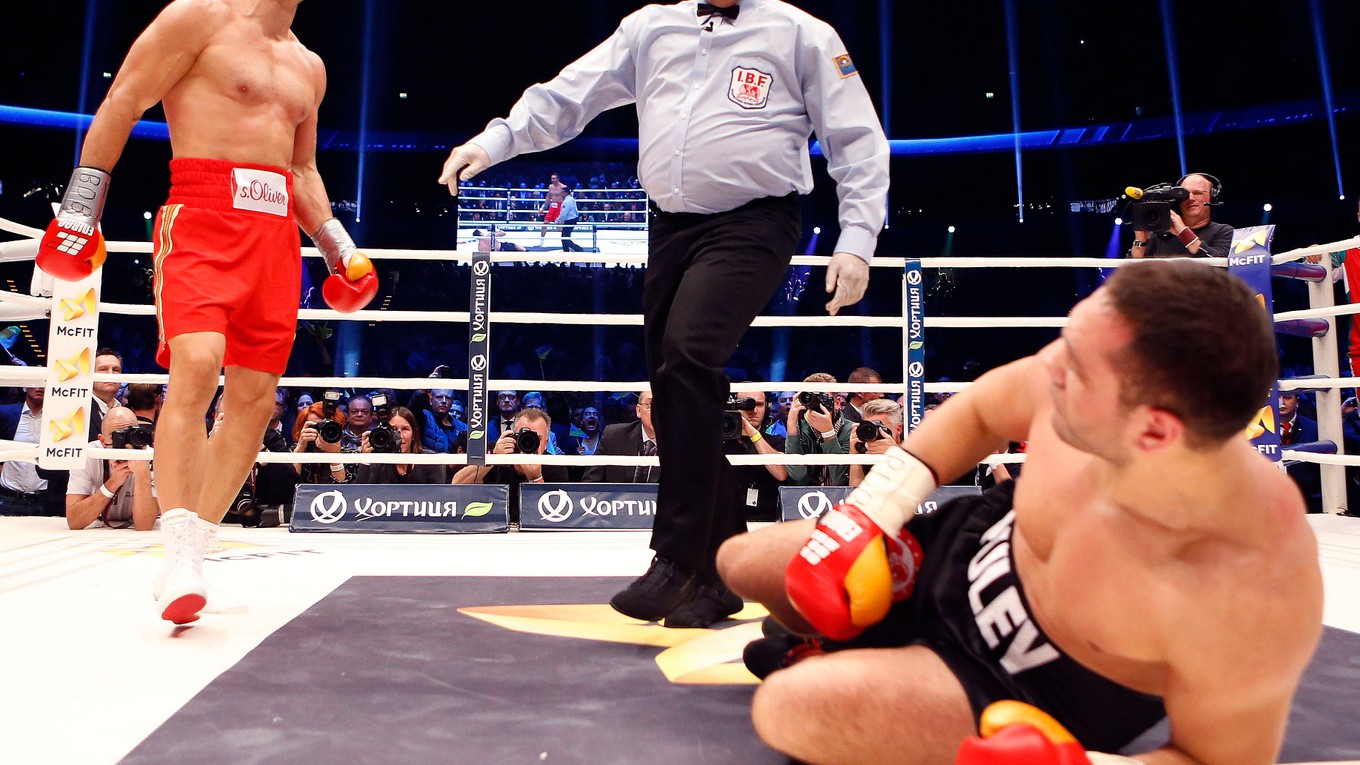 Bulharský boxer Kubrat Pulev (na zemi) v zápase s Vladimirom Kličkom.