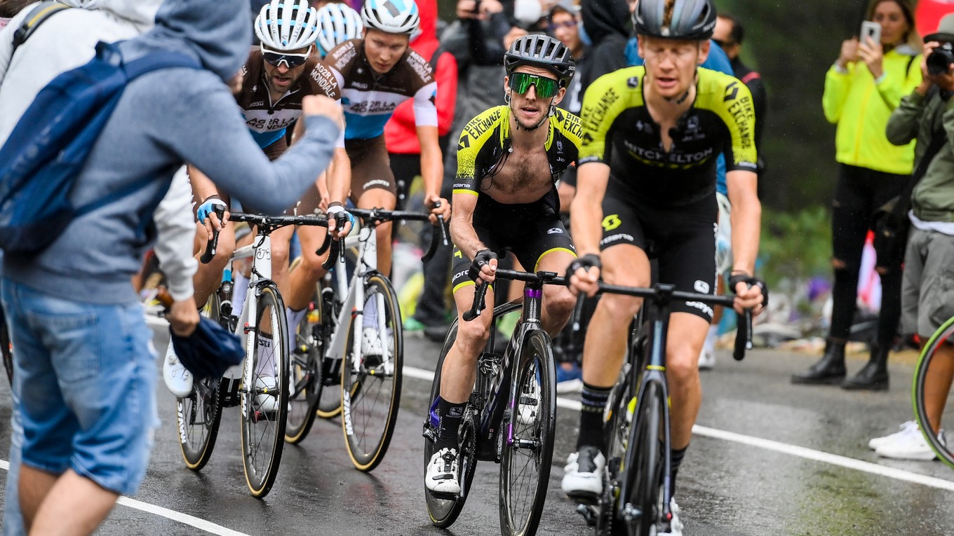 Cyklisti Mitchelton-Scott (v popredí) na Giro d'Italia 2020.