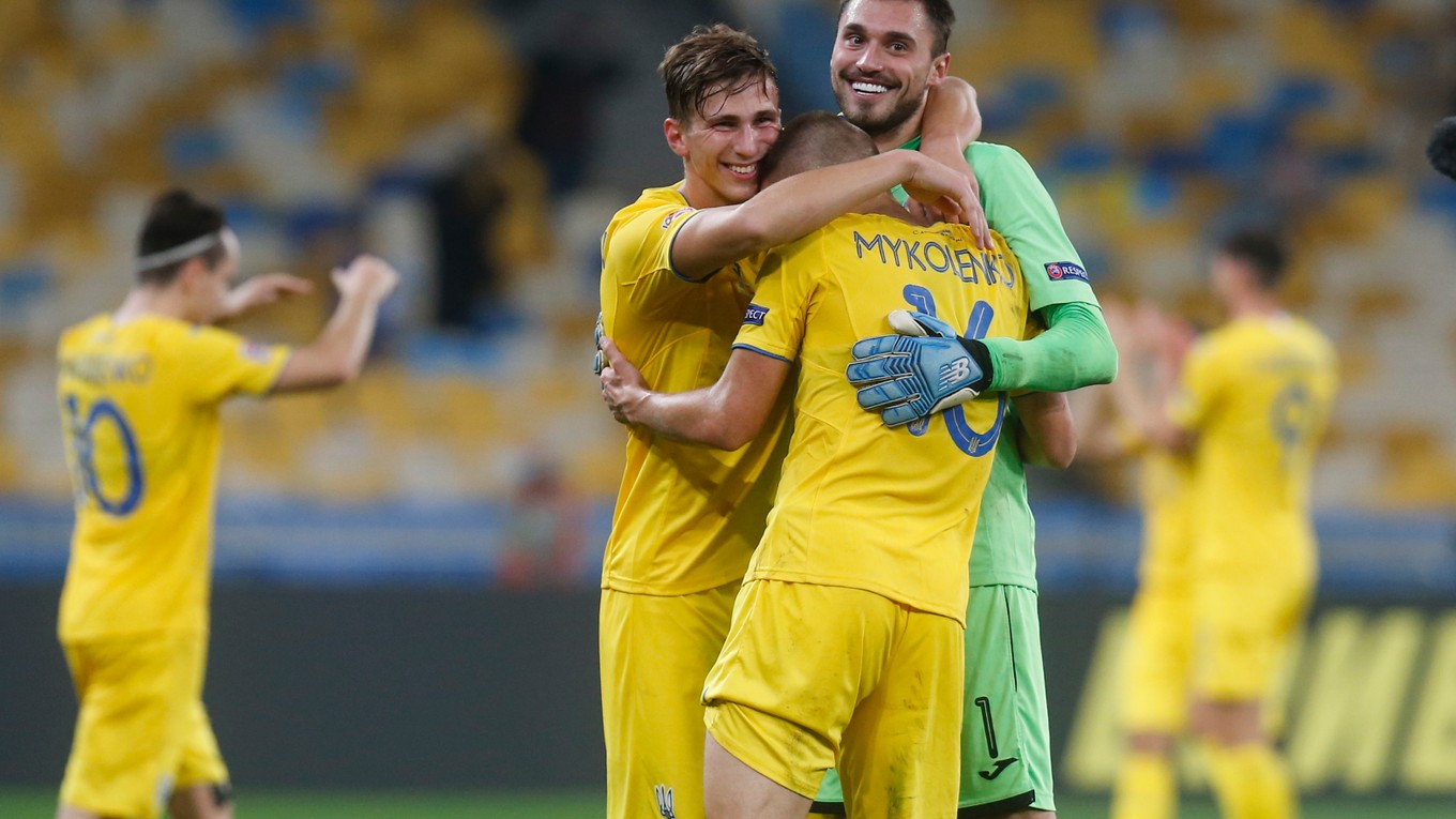 Futbalisti Ukrajiny sa radujú po výhre nad Španielskom.
