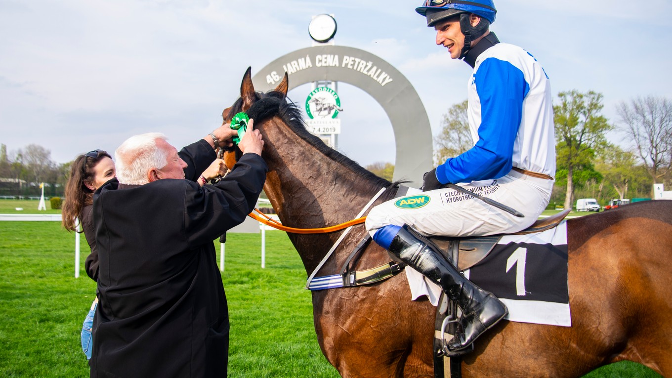Lukáš Matuský a maďarský kôň Summer Hill po víťazstve v 46. ročníku Jarnej ceny Petržalky v roku 2019.